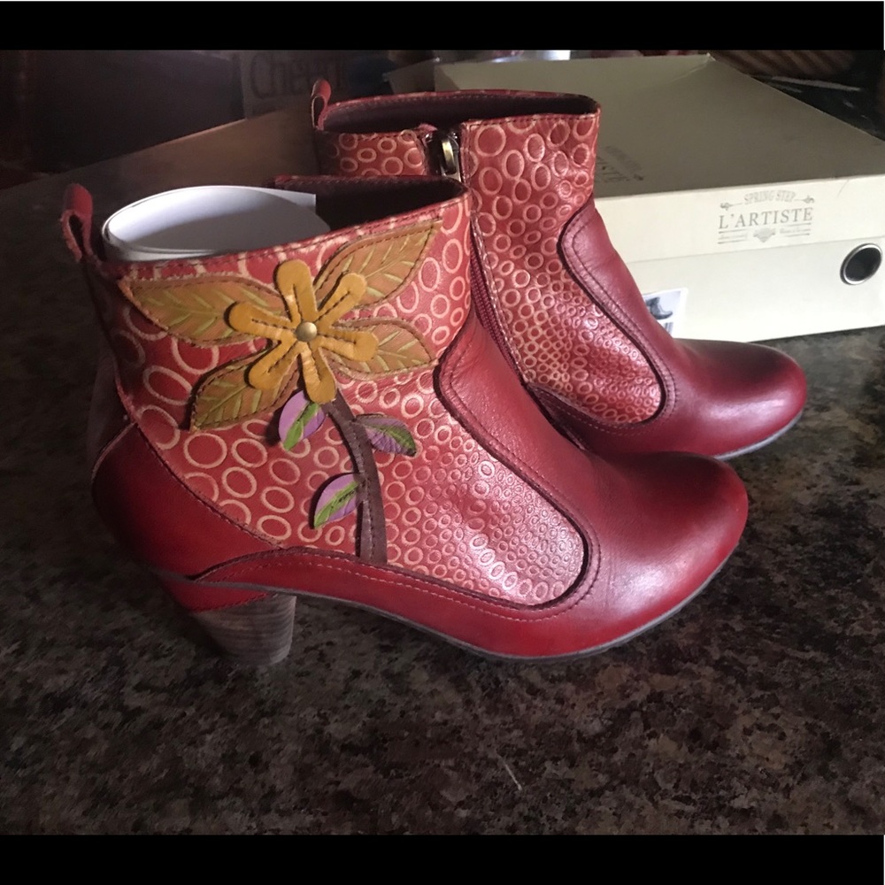 L’Artiste red leather floral booties sz 8.5